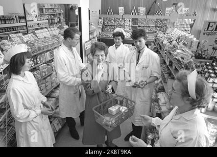 Oslo 19640912 « la bataille de la femme au foyer » la guerre des prix n'est pas effrayante! Cela ne signifie qu'une vive concurrence pour les couronnes que les consommateurs ont à leur disposition. Dans de nombreuses industries, c'est une guerre des prix. Finalement, elle a atteint l'industrie alimentaire, où il est si intensément qu'Oslo fait l'expérience de la lutte pour la femme au foyer. Femme avec chariot de commerce de la nourriture. Les employés se battent pour attirer son attention. Photo; Aage Storløkken / Ivar Aaserud / actuel / NTB Banque D'Images