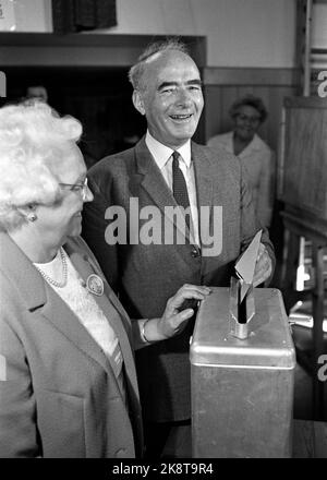 Oslo 19690907 les élections Storting 1969. Le président du parti Arbeier, Trygve Brateli, vote. Photo: NTB / NTB Banque D'Images