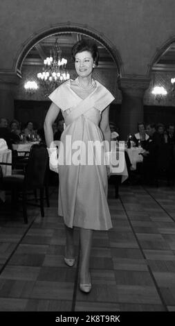 Oslo 19600917. Défilé de mode de vêtements de mère qui a été présenté à un grand public de Bristol. Voici une robe de société pratique avec de grandes possibilités d'expansion. Gants blancs. La robe coûte moins de 200 couronnes. Chaîne en perles. Photo: Sverre A. Børretzen courant / NTB Banque D'Images