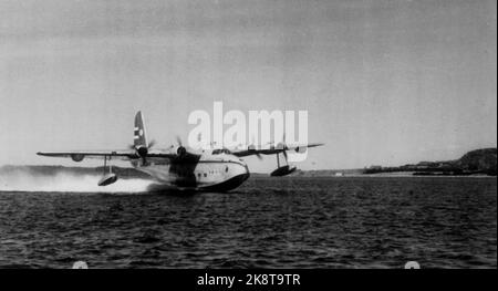 La côte norvégienne Mai 1947: La compagnie d'aviation norvégienne 'Flying Hurtigrute' a eu son premier voyage d'essai Oslo-Tromsø-Oslo 1 et 2 mai avec l'hydravion Kvitbjørn. Le personnel actuel s'est joint à la visite. Ici 'Kvitbjørn' au départ. Photo : Th. Scotaam / courant / NTB Banque D'Images