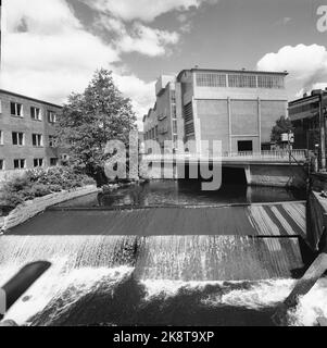 Oslo à l'été 1962. Une promenade le long de l'Akerselva de OS à OS. Il est proche de bâtiments industriels le long de la rivière. Photo: Aage Storløkken / actuel / NTB Banque D'Images