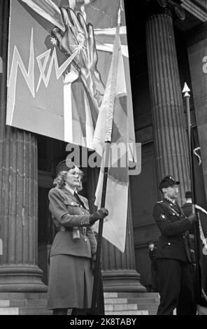 Oslo 19440515 Norvège pendant la Seconde Guerre mondiale Le ministre Quisling s'est exprimé sur la place de l'Université d'Oslo contre ce qu'il a appelé les traîtres de Londres et pour la lutte contre le bolchevisme. Une jeune femme en uniforme tient des drapeaux avec croix de soleil, devant une affiche contre le bolchevisme. Son visage est pixellisé. Photo: Kihle / NTB / NTB Banque D'Images