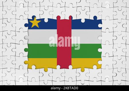 Drapeau de la République centrafricaine dans le cadre de pièces de puzzle blanches avec des pièces centrales manquantes Banque D'Images