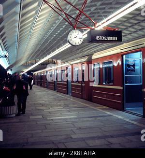 Oslo 1977-03-23: Le métro - station du centre-ville, 23 mars 1977. La station a été ouverte en décembre 1976. Ici arrive l'Østensjøbanen. /Autre nom de la station: Station Stortinget/ photo: Bjørn Sigurdsøn / NTB / NTB Banque D'Images