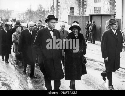 Røros 22 avril 1967. Aux funérailles de l'auteur Johan Falkberget, il y avait beaucoup de personnes célèbres présentes. Ici Premier ministre Per Borten (t photo: Timmie Skotaam / actuel / NTB Banque D'Images