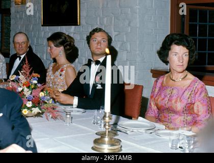 Oslo 19720803. Le VII anniversaire du roi Haakon en 100th. Ici depuis le dîner de gala au château d'Akershus. Par ex. Le roi Olav, la princesse Sonja, Carl Gustaf, de Suède, et l'épouse de Mme Randi Brateli, le premier ministre Trygve Brateli. Photo: NTB / NTB Banque D'Images