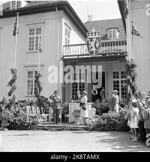 Eidsvoll 19580616 le voyage du roi Olav. Le roi Olav verse les participants au bâtiment Eidsvoll. La princesse Astrid était la compagne du roi dans le voyage. Photo NTB / NTB Banque D'Images