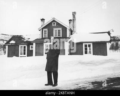 Røros 22 avril 1967. Aux funérailles de l'auteur Johan Falkberget, il y avait beaucoup de personnes célèbres présentes. Voici le politicien Trygve Brateli sur Ruglsjøen, le lieu Johan Falkberget a créé la plupart de ses poèmes. Photo: Timmie Skotaam / actuel / NTB Banque D'Images