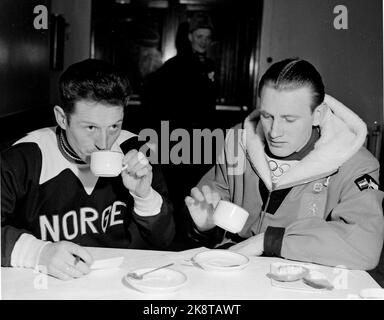 Oslo 19520217: Jeux Olympiques d'hiver, patinage, 5000 mètres à Bislett: Le gagnant de l'or Hjalmar Andersen 'Hjallis' (TV) boit du café ainsi que le gagnant de la médaille d'argent Kees Broekman (Down) après la course. Photo: NTB / NTB Banque D'Images