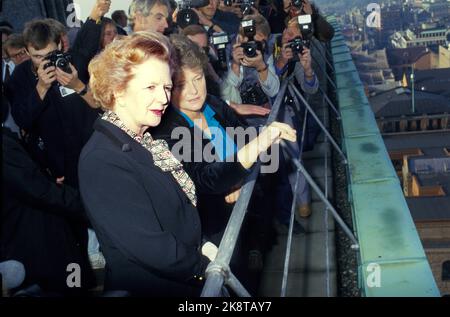 Oslo 19860912. La première ministre de la Bristian Margaret Thatcher lors d'une visite officielle en Norvège. Les premiers ministres Margaret Thatcher (t.v.) et Gro Harlem Brundtland ont vu Oslo du haut du bâtiment du gouvernement avant le début des pourparlers politiques. Photo: Jens Kvale NTB / NTB Banque D'Images