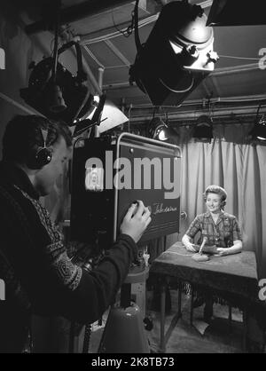 Oslo 19601126. La dame de bureau et TV l'hôtesse de NRK Inger Lise Haug travaille dans un bureau du Conseil norvégien de la recherche agricole pendant la journée. Trois nuits consécutives, elle est sur l'écran de télévision. Ici de la télévision. L'appareil photo émet un signal sonore. Inger-Lise Haug sourit son sourire sincère et veut que les spectateurs soient « bien accueillis ». Cela prend une demi-minute, donc Inger-Lise peut se retirer. Marié Skarstein. Photo: Aage Storløkken Current / NTB Banque D'Images