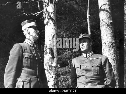 La guerre en Norvège après l'assaut des Allemands sur 9 avril 1940. Le roi et le gouvernement fuient le nord. Le roi Haakon et le prince héritier Olav pendant l'évasion, par des bouleaux à l'extérieur de Molde. Ils recherchent une couverture lors d'une attaque aérienne contre la ville. WW2 - Norvège. Échapper au roi et au gouvernement. Le roi Haakon VII et le prince héritier Olav à la recherche d'un abri lors d'une attaque aérienne allemande. Photo: Par Bratland/NTB Banque D'Images