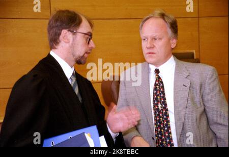 Stavanger. Procès - le meurtre de Birgitte Tengs. - Le procureur de l'affaire Birgitte, Harald L. Grønlien, en conversation avec l'un des défenseurs du cousin, l'avocat Sigurd Klomsæt, devant la Cour d'appel de Gulating, mardi. (Photo : Marius Harlem, NTB plus) Banque D'Images