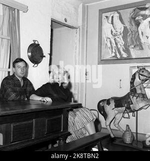 Paris Mai 1960. L'artiste couple Guy et Sossen Krohg ensemble dans leur appartement à Paris. Ici les deux dans un salon. Peintures sur le mur et un vieux cheval à bascule comme une sculpture dans le salon. Photo: NTB / NTB Banque D'Images