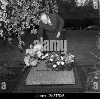 Bærum 10 octobre 1961. Il y a 100 ans, la naissance de Fridtjof Nansen. Le roi Olav place des fleurs sur la tombe de Fridtjof Nansen à Polhøgda. Photo: Archives NTB / NTB Banque D'Images