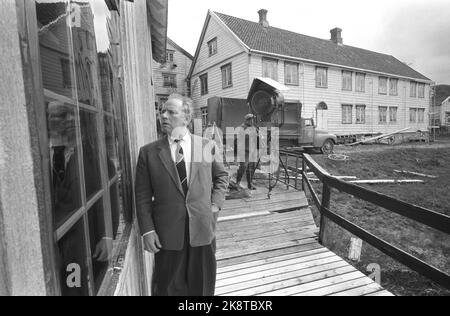 Kjerringøy 19620623. Film d'enregistrement basé sur 'Pan' de Hamsun sur Kjerringøy. Glaes Gill est Marck à Sirilund, ici il regarde par la fenêtre dans son magasin pour voir ce que fait le forgeron Eva. Photo: Sverre A. Børretzen courant / NTB Banque D'Images