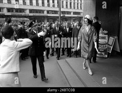 Oslo Mai 1966 Grande-Bretagne 66: Pendant deux semaines en avril et mai, le Royaume-Uni a marqué Oslo avec une commercialisation à grande échelle du commerce et du tourisme britanniques. De nombreux invités célèbres sont venus à Oslo à l'occasion de la foire, y compris le prince Philip du Royaume-Uni. Le prince voulait faire l'expérience d'Oslo en tant que piéton, et ici il est en route pour visiter un magasin dans la région de Vika. La police est en voie de dégager le Prince. Photo: Storløkken et Aaserud / actuel / NTB Banque D'Images