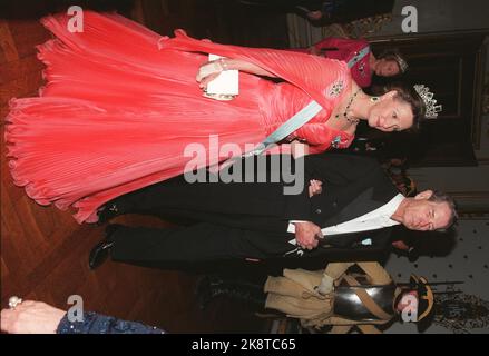 La reine Sonja et le roi Harald étaient des invités autoécrits lorsque le roi Carl Gustaf a célébré son anniversaire de 50th à Stockholm. Lors de la fête de Galla, mardi, le diadem Josephine, qui était un cadeau à la princesse de la Couronne Mærtha de sa mère, la princesse suédoise Ingeborg, a été porté à la naissance du prince Harald. C'est l'ex-roi Michael de Roumanie qui rejoint la reine Sonja. (Photo NTB: Bjørn Sigurdsøn) / Kongehus / Suède / anniversaire / Roi Carl Gustaf / Reine Sonja / Galla / Banque D'Images