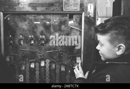 Oslo 19620331. Safe Spring Tivoli est venu en ville et à Youngstorget. Beaucoup étaient enthousiastes sur les machines à sous. Pincer photo: Bob Robinson courant / NTB Banque D'Images