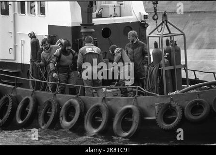 Stavanger 19851105: Le navire de ciment Concem s'est écrasé pendant les travaux sur la plate-forme Gullfaks B dans le Gandsfjord, et 10 personnes ont péri. Des navires avec des plongeurs sont à la recherche de ceux tués. Ici plongeurs à bord de navires auxiliaires. Photo: Jens O. Kvale / NTB / NTB Banque D'Images