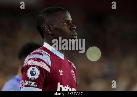 Kurt Zouma de West Ham United arrive sur le terrain lors du match de la Premier League entre West Ham United et Bournemouth au London Stadium, Stratford, le lundi 24th octobre 2022. (Credit: Tom West | MI News) Credit: MI News & Sport /Alay Live News Banque D'Images