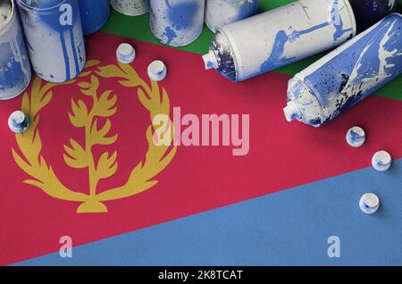 Le drapeau de l'Érythrée et peu de bombes aérosol utilisées pour la peinture graffiti. Concept de culture d'art de rue, problèmes de vandalisme Banque D'Images
