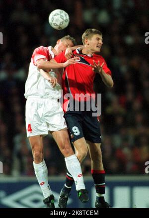 Oslo. Stade Ullevål. Norvège Suisse 5 - 0. Tore Andre Flo et Stepane Henchos, Suisse, survolent dans les airs au début du match de qualification de la coupe du monde entre la Suisse et la Norvège au stade Ullevaal ce soir. Photo: Erik Johansen / NTB Banque D'Images