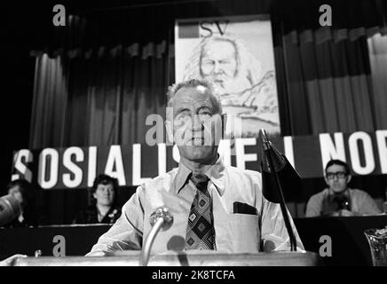 Oslo 16 mars 1975. Le parti de gauche socialiste tient le Congrès national. Ici Roald Halvorsen sur la chaire. Photo: Henrik Laurvik / NTB Banque D'Images