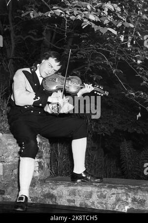 Bergen au printemps 1953. Les premiers jeux de festival. De nombreuses figures bien connues ont été gestalisées pendant le Festival. Ici 'Myllarguten' avec le violon durcissant, (joué par Magne Manheim) l'un des nombreux qui ont montré l'attention norvégienne dans la musique, le chant et la danse. Photo: Ewoos Christensen / actuel / NTB. Banque D'Images