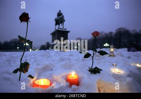 Oslo 19910118: Le roi Olav V est mort. Les gens se rassemblent sur la place du château. Le peuple de Mournal allume des bougies, écrit des salutations et met en bas des fleurs sur la place du château. La photo : bougies et fleurs dans la neige devant la statue de Karl Johan. 24803/3 photo: Lise Åserud Banque D'Images