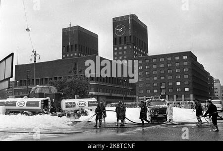 Oslo 19690629 Esso camion-citerne à essence est entré en collision par le train qui traverse la place de l'hôtel de ville entre le chemin de fer est et ouest. Le service des incendies mousse la voiture, le train et les environs. Photo: NTB / NTB Banque D'Images