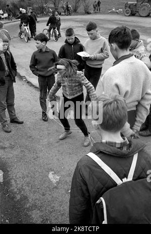 Oslo 196404 les enfants de Marienlyst à Oslo sautent en tricot, garçons et filles. Etud. mag. Espèces. Åse Astrup (Åse Enerstvedt) recueille des matériaux pour une maîtrise sur les jouets d'extérieur norvégiens pour enfants, comme le premier dans le pays. Photo Sverre A. Børretzen / actuel / NTB Banque D'Images