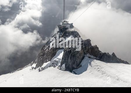Punta Hellbroner, Italie - 31 août 2022 : mauvais temps se déplaçant dans la station supérieure du téléphérique Skyway sur la Punta Hellbronner vue de la p Banque D'Images