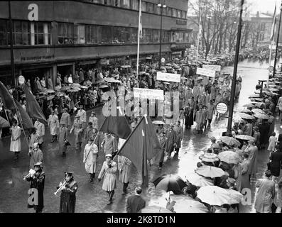 Oslo 19530501 1 mai manifestation à Oslo, en pluie battante. Vue d'ensemble photos, y compris l'affiche avec la libération conditionnelle principale 'progrès doit continuer' photo: VALLDAL / NTB / NTB Banque D'Images