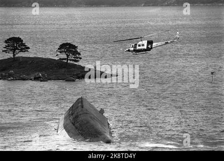 Stavanger 19851105: Le navire de ciment Concem s'est écrasé pendant les travaux sur la plate-forme Gullfaks B dans le Gandsfjord, et 10 personnes ont péri. Ici, le marché du ciment renversé. L'hélicoptère est à la recherche des disparus / morts. Photo: Jens O. Kvale / NTB / NTB Banque D'Images