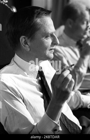 Stockholm 19700827 Palme grèves. Conférence de presse avec le Premier ministre Olof Palme, où il joue un rôle dramatique dans les affaires suédoises en annonçant un arrêt des prix. Palme a l'avis, et il va à l'encontre des élections sur 20 septembre. Ici, Palme fume une cigarette pendant la conférence de presse. Photo: Par Ervik / actuel / NTB Banque D'Images