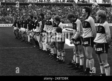 Oslo 19851020 Ullevaal Stadium. La finale de la tasse. Lillestrøm - Vålerenga 4-1. Voici les deux équipes configurées avant le début du match. Photo: NTB / NTB Banque D'Images