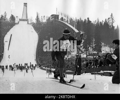 Les Jeux Olympiques d'Oslo en 1952. Jeux Olympiques d'hiver à Oslo, ski de fond, 50 km, hommes. Veikko Hakulinen en action au démarrage. Hakulin a gagné le caniveau. Holmenkollbakken en arrière-plan photo: Archives actuelles / NTB Banque D'Images
