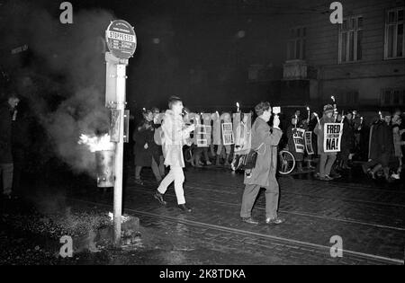 Oslo 19661210. Train au chalumeau contre la guerre au Vietnam. Plusieurs milliers d'entre eux ont participé à la manifestation pour la paix au Vietnam et pour avoir arrêté les bombardements américains sur le pays. Voici le train aux flambeaux sur le chemin de l'ambassade des États-Unis. Les contre-manifestants ont lancé des bombes de fumée et des bombes incendiaires contre le train de torchlight. Photo Paul Owesen / Arild Hordnes / NTB / NTB Banque D'Images