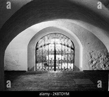 Oslo 1950. Le château d'Akershus a été récemment restauré. La construction du château est fixée au temps dès le 1300s. Ici, nous regardons à travers les arches romantiques tranquilles et les sports de fer forgé dans la chapelle funéraire. Photo: Sverre A. Børretzen / actuel / NTB Banque D'Images