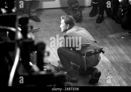 Rjukan janvier 1965 enregistrement de 'héros de Telemark' à Rjukan. Sur les saboteurs d'eau lourde de Kompani linge. Sabotage vers la centrale électrique de Vemork. La société britannique Benton film pose avec un personnel de 120. Le numéro un est l'acteur américain Kirk Douglas. Ici, il est prêt à placer l'explosif qui met l'usine hors service. Photo: Sverre A. Børretzen / actuel / NTB Banque D'Images