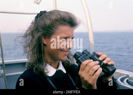 1990 août - la princesse Märtha Louise visite les forces armées. Ici, elle visite la Marine. Avec jumelles. Photo: Knut falch / NTB Banque D'Images