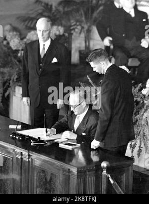 Washington États-Unis 19490404 la Norvège dans l'OTAN. Le ministre des Affaires étrangères Halvard Lange signe le Pacte atlantique au nom du gouvernement norvégien. TÉLÉVISION. L'ambassadeur de Norvège aux États-Unis Wilhelm Munthe de Morgenstierne. TH. Représentant AMÉRICAIN, John L. Foley jr. Photo: US information Service / Archives NTB / NTB Banque D'Images