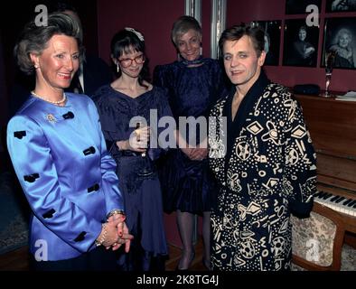 Oslo 29 mars 1992. La reine Sonja en conversation avec le danseur vedette Mikhail Baryhnikov qui est apparu dans l'Opéra norvégien. T. H. Derrière se trouve l'ambassadeur des États-Unis en Norvège, Loret Miller Ruppe. Photo; Aleksander Nordahl / NTB / NTB Banque D'Images
