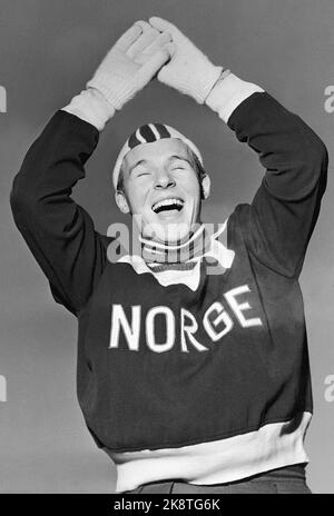 Oslo 1955. Knut 'Kuppern' Johannesen, 21 ans, a fait 'Hjallis-sus' à Bislett lorsqu'il a terminé 10 000 m au match international contre les pays-Bas le 16.59.1. Le Norvégien est devenu n° 2 dans la distance. Ici, il se réjouit de la victoire. (Cheer) photo: Aage Storløkken / actuel / NTB la photo est numérisée à nouveau en grande version Banque D'Images