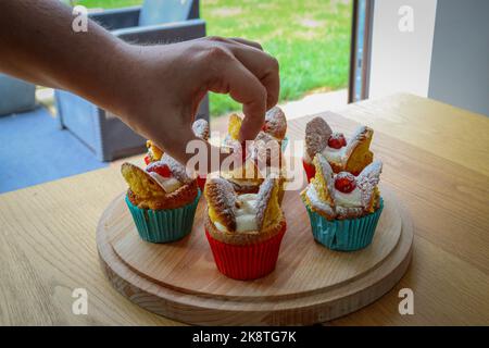 Gâteaux de tasse / mettre une cerise sur un gâteau, glace cerise Banque D'Images