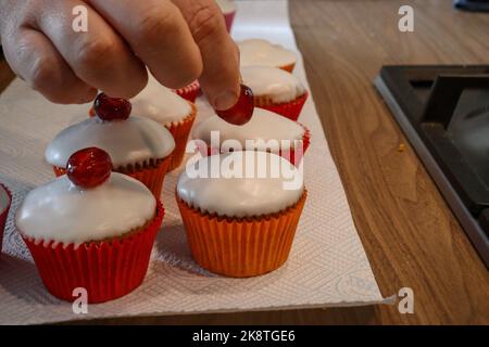 Gâteaux de tasse / mettre une cerise sur un gâteau, glace cerise Banque D'Images