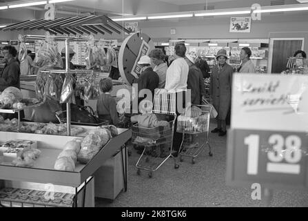 Oslo 19640912 « la bataille de la femme au foyer » la guerre des prix n'est pas effrayante! Cela ne signifie qu'une vive concurrence pour les couronnes que les consommateurs ont à leur disposition. Dans de nombreuses industries, c'est une guerre des prix. Finalement, elle a atteint l'industrie alimentaire, où il est si intensément qu'Oslo fait l'expérience de la lutte pour la femme au foyer. Les mères avec des chariots à faire du shopping avec leurs enfants. Photo; Aage Storløkken / Ivar Aaserud / actuel / NTB Banque D'Images