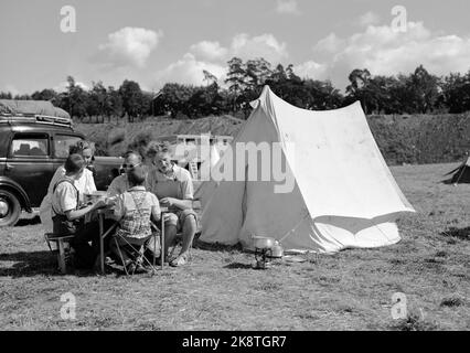 Oslo 19490726 photo d'été de la capitale: Camping à Sinsen. Voici une famille de cinq personnes qui apprécient le dîner devant leur tente blanche. Photo: NTB / NTB Banque D'Images