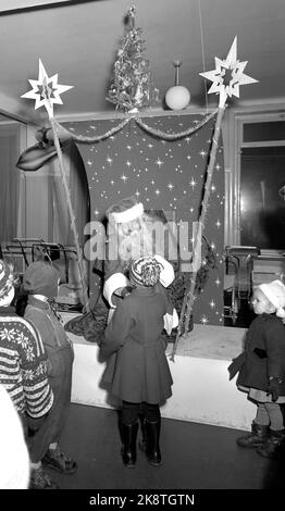 Oslo 195312. Il approche la fin de Noël. Dans quelques heures, le tapis se glissera pour la grande fête, avec l'arbre de Noël comme centre fédérateur. Rarement le monde est si plein d'aventures pour les petits que ces jours-ci. Être avec la mère et le père aux expositions est l'un des éléments réguliers du programme avant Noël pour tous les enfants de la ville. Photo: Sverre A. Børretzen / actuel / NTB Banque D'Images